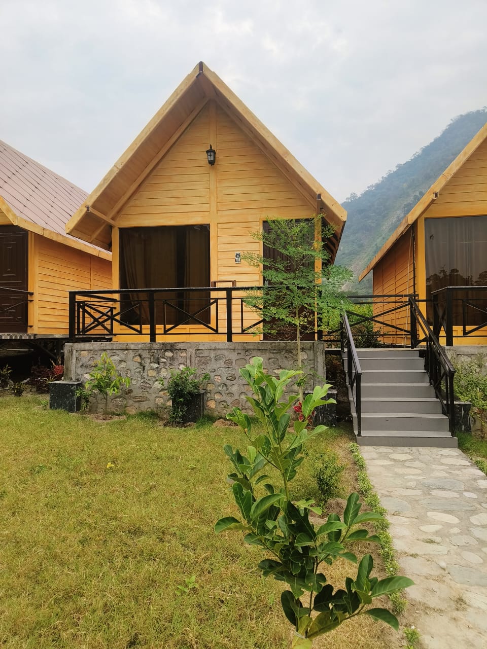 Corbett Lads Resort exterior view with beautiful landscaping